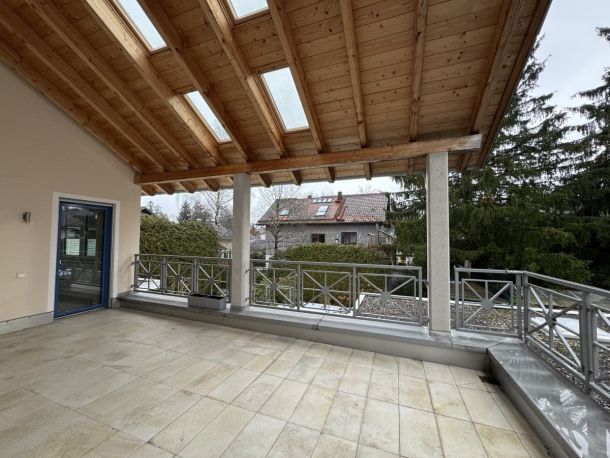 Moderne Terrassenwohnung für Paar mit großzügigem Bad
